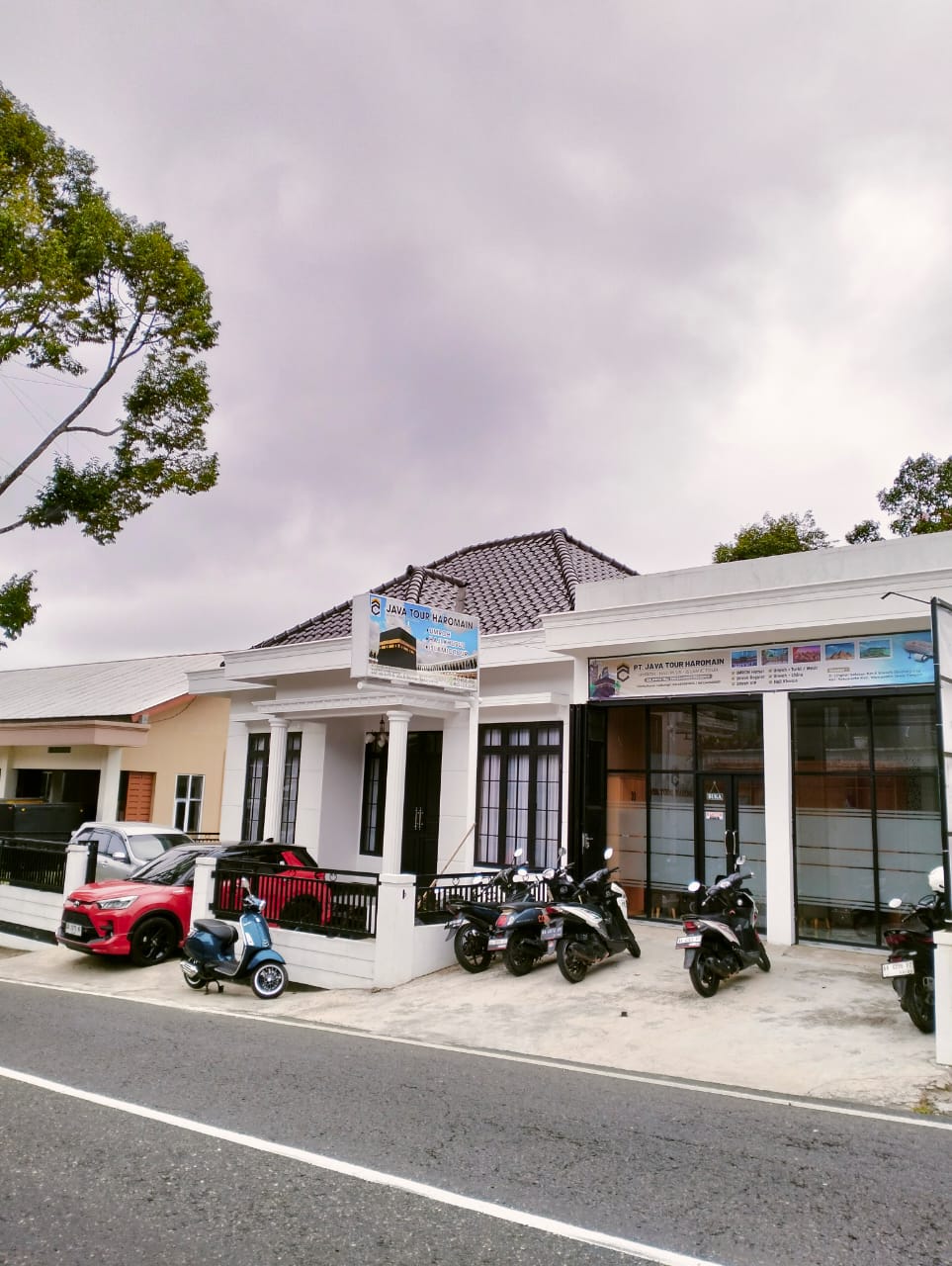 Kantor PT Java Tour Haromain tampak samping